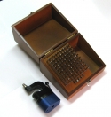 CAJA DE REMACHAR 100 PUNZONES CON BASE DE POT. 