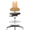 Silla de madera con reposapies